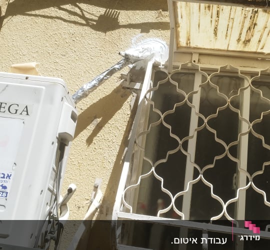 צינור אטום בחומר לבן ליד חלון